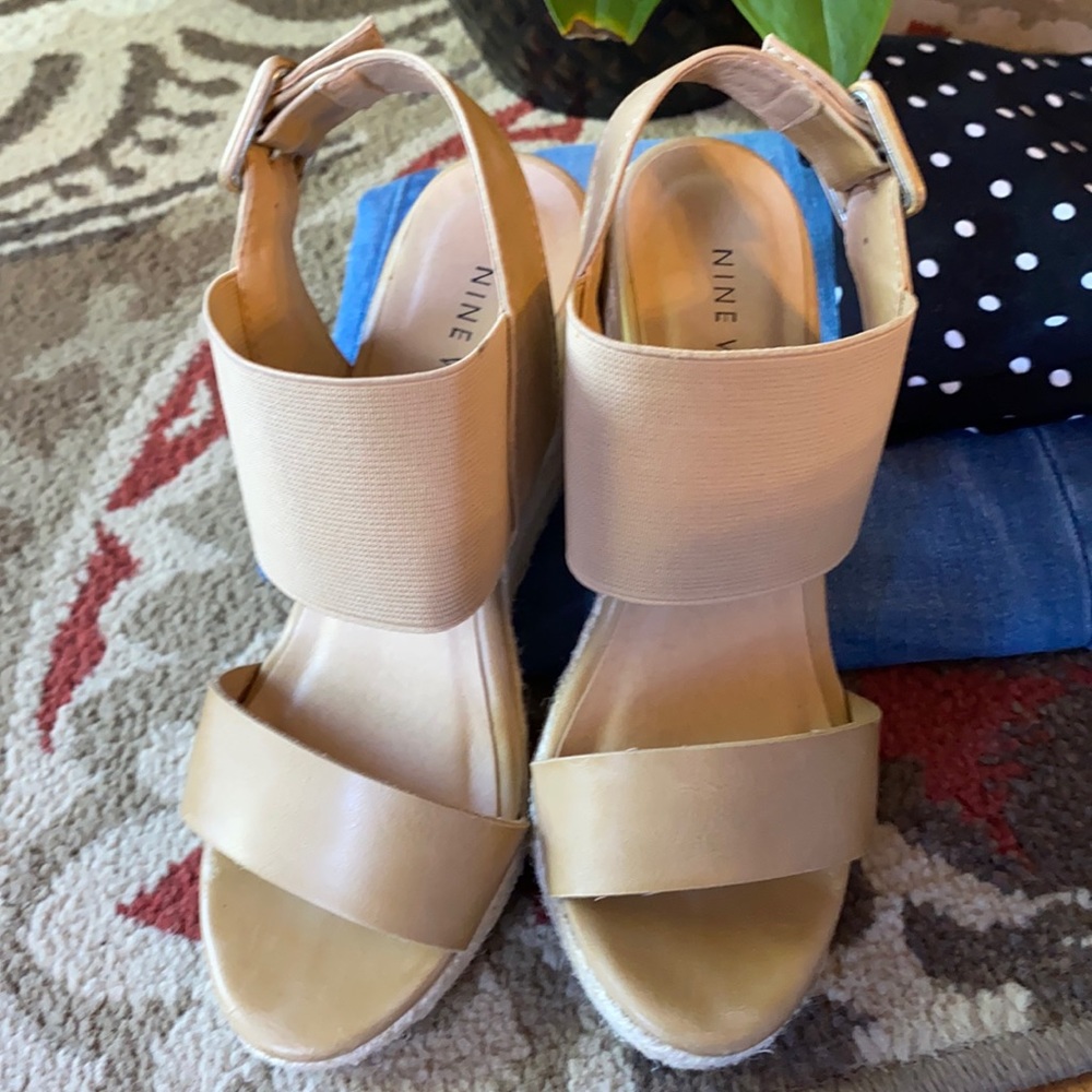Very good condition Nine West Wedges.🎊